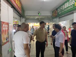 譚小平深入同叔路農(nóng)貿(mào)市場督導(dǎo)“創(chuàng)文鞏衛(wèi)”工作